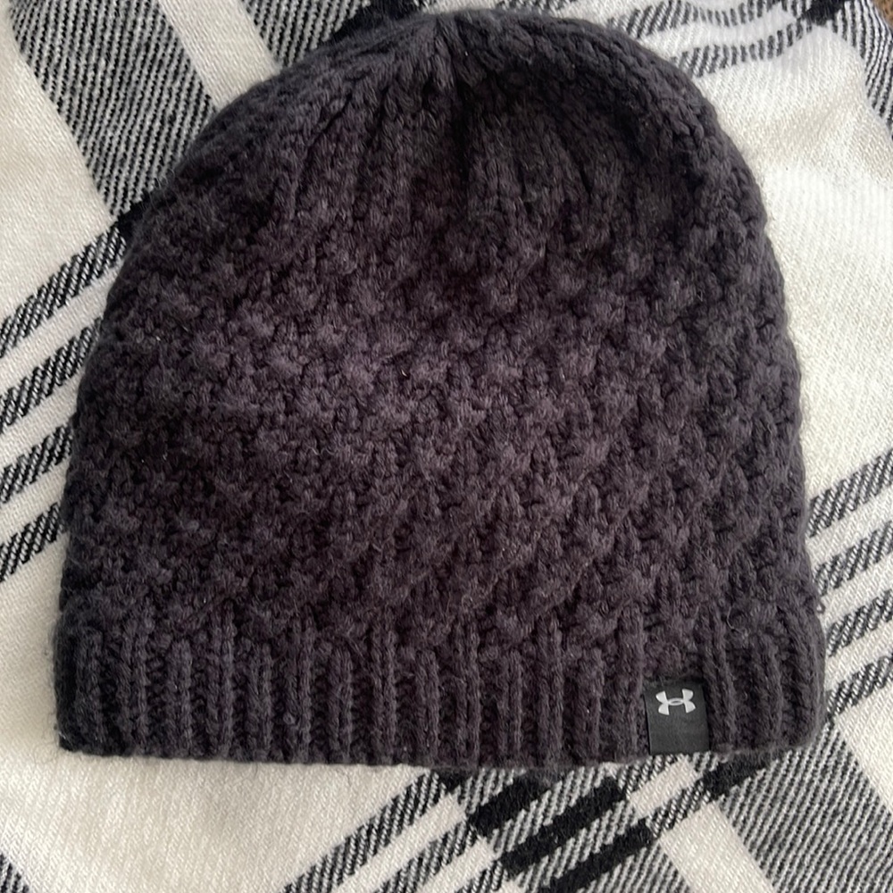 Women’s Black Under Armor UA Beanie Fleece Lining Inside